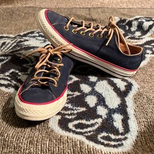 Converse, all-star chuck Taylors size 6 in men’s 8 in women.